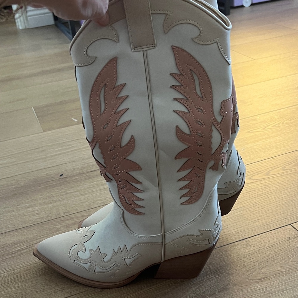 Women’s Two-Tone Western Heeled Boots - Cream with Tan Accents